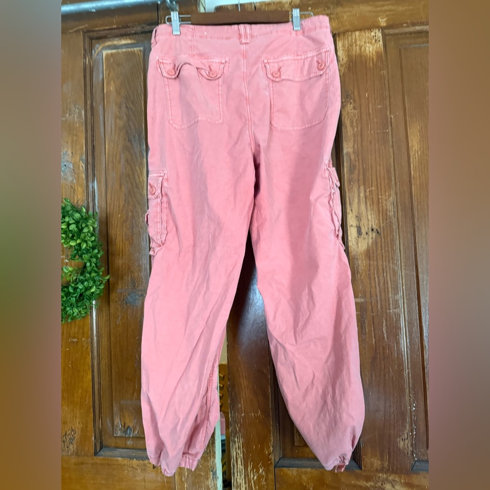 American Eagle Outfitters Woman’s Coral Cargo Pants - Picture 2 of 4